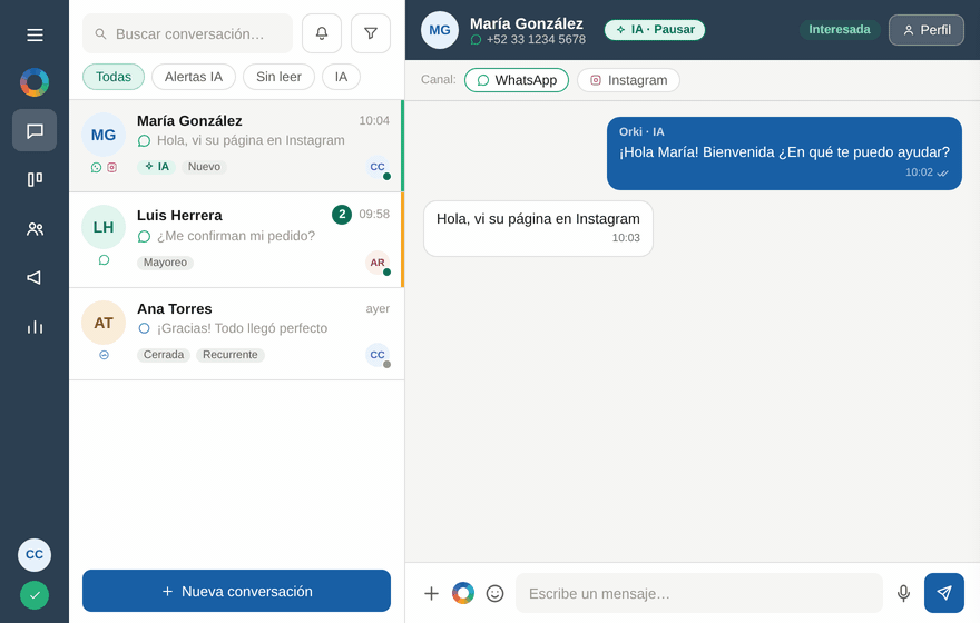 Bandeja de Orkestra: mensajes entrando en tiempo real y perfil del cliente con etiquetas, intereses y resumen generados por IA